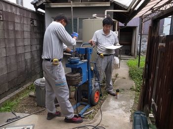 特殊な機械を利用しての地盤調査の様子